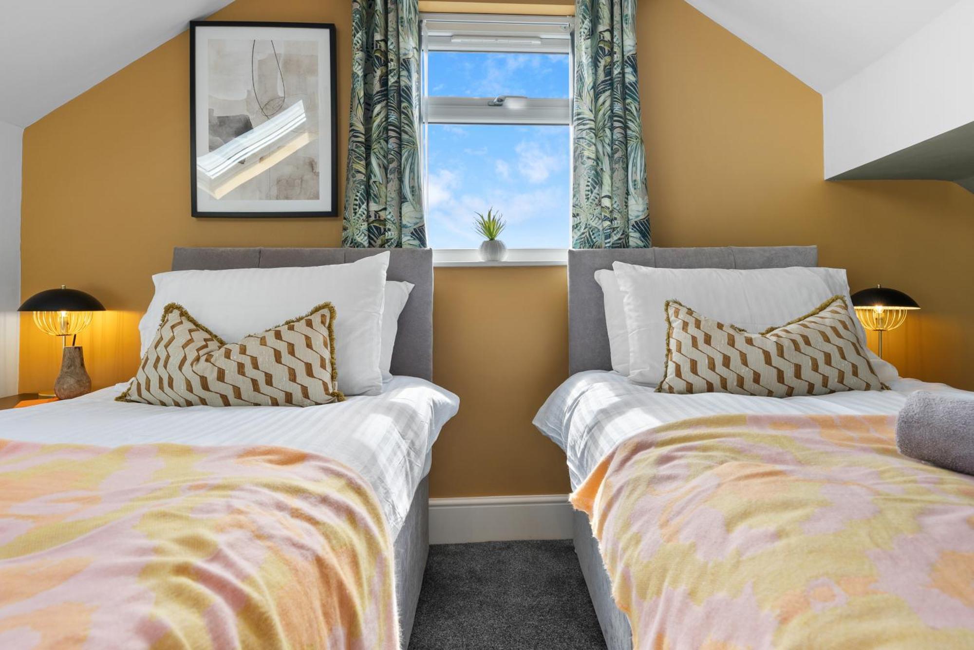 4-Bedroom Stunning Luxe, Spacious & Stylish Design House Bolton, Sleeps 11, With Parking Central Bolton, Links To Manchester, Pet-Friendly, Best For Groups! Work Contractors And Summer Special Offer! - By Blue Puffin Stays Farnworth Exteriér fotografie