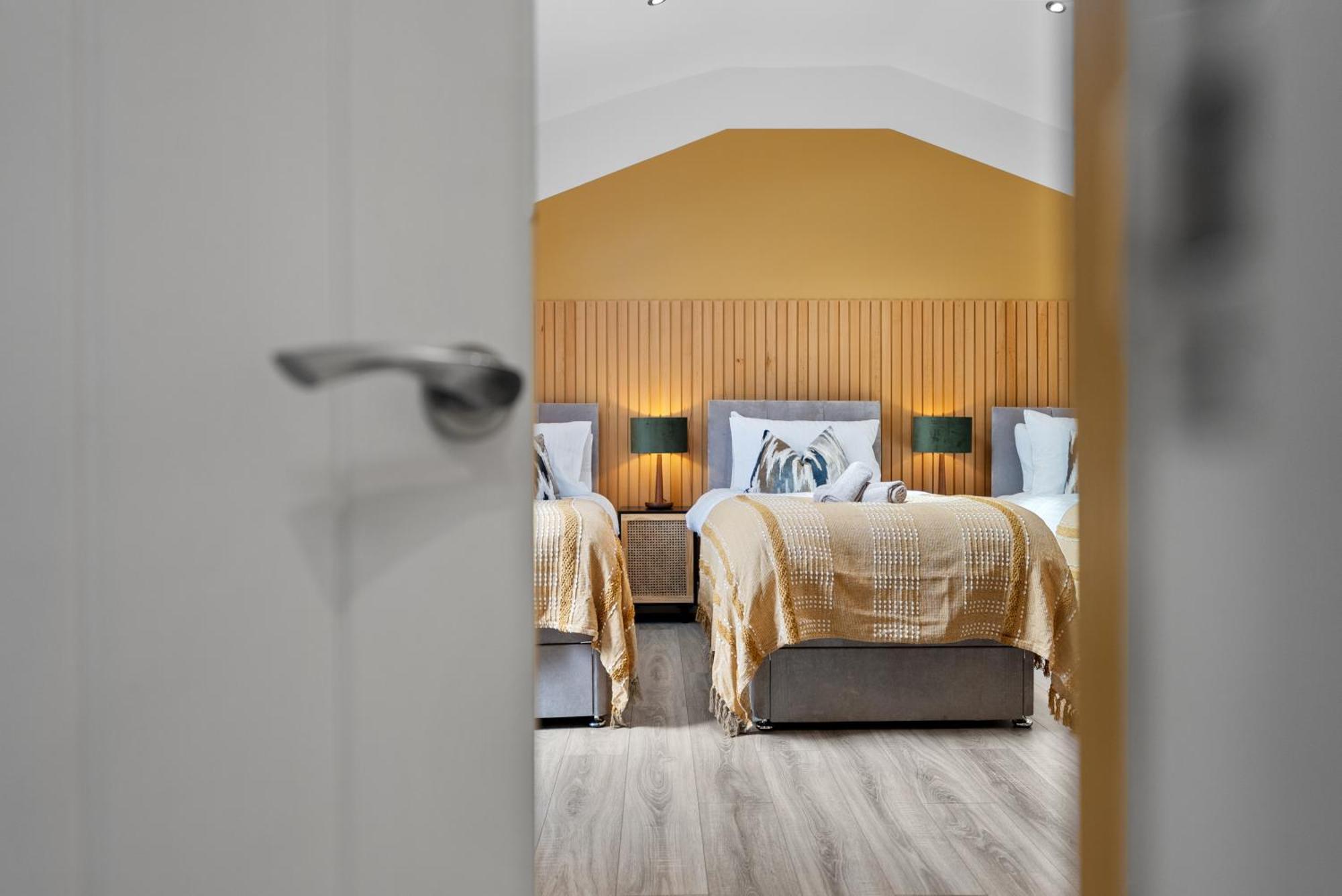 4-Bedroom Stunning Luxe, Spacious & Stylish Design House Bolton, Sleeps 11, With Parking Central Bolton, Links To Manchester, Pet-Friendly, Best For Groups! Work Contractors And Summer Special Offer! - By Blue Puffin Stays Farnworth Exteriér fotografie