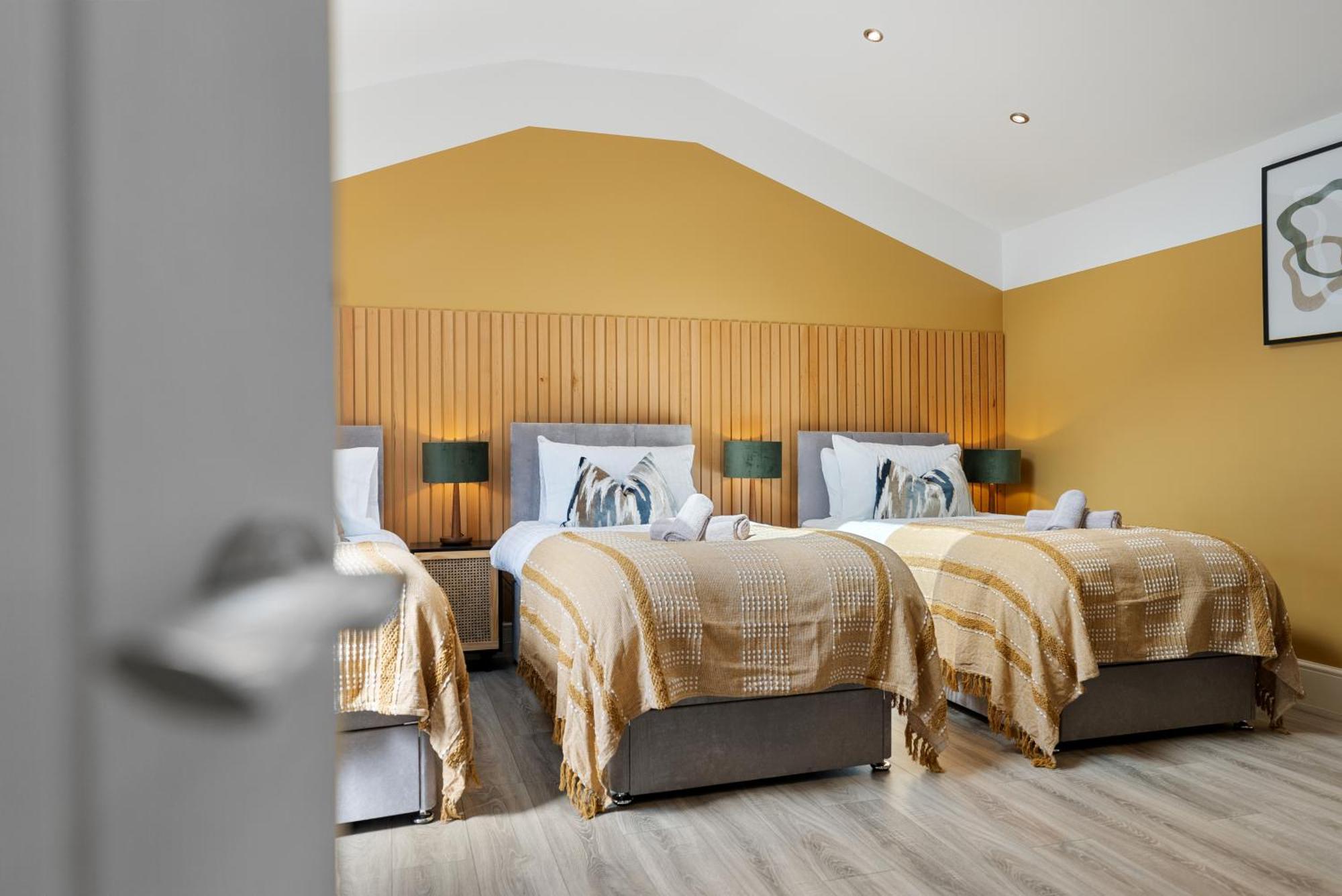 4-Bedroom Stunning Luxe, Spacious & Stylish Design House Bolton, Sleeps 11, With Parking Central Bolton, Links To Manchester, Pet-Friendly, Best For Groups! Work Contractors And Summer Special Offer! - By Blue Puffin Stays Farnworth Exteriér fotografie