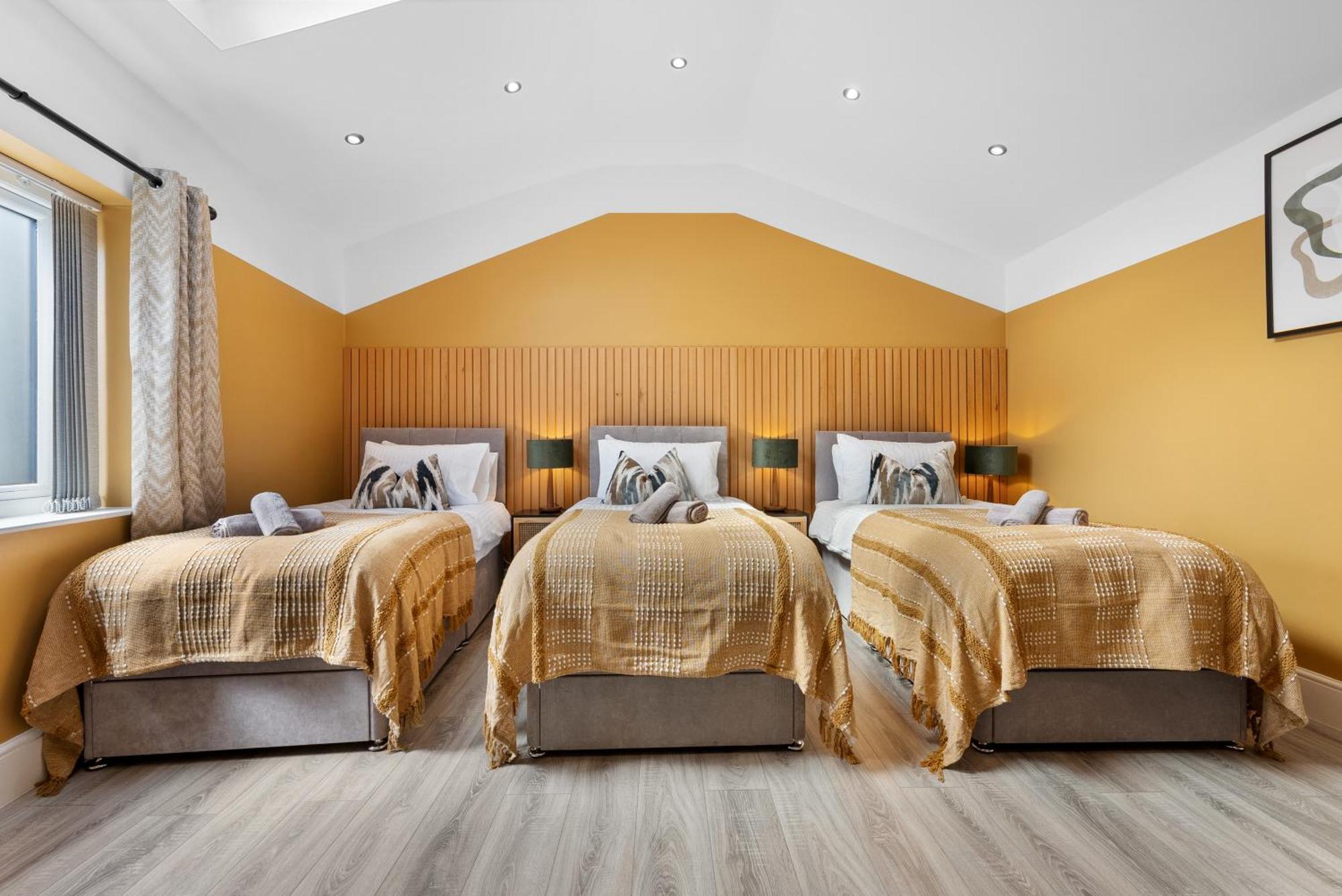 4-Bedroom Stunning Luxe, Spacious & Stylish Design House Bolton, Sleeps 11, With Parking Central Bolton, Links To Manchester, Pet-Friendly, Best For Groups! Work Contractors And Summer Special Offer! - By Blue Puffin Stays Farnworth Exteriér fotografie