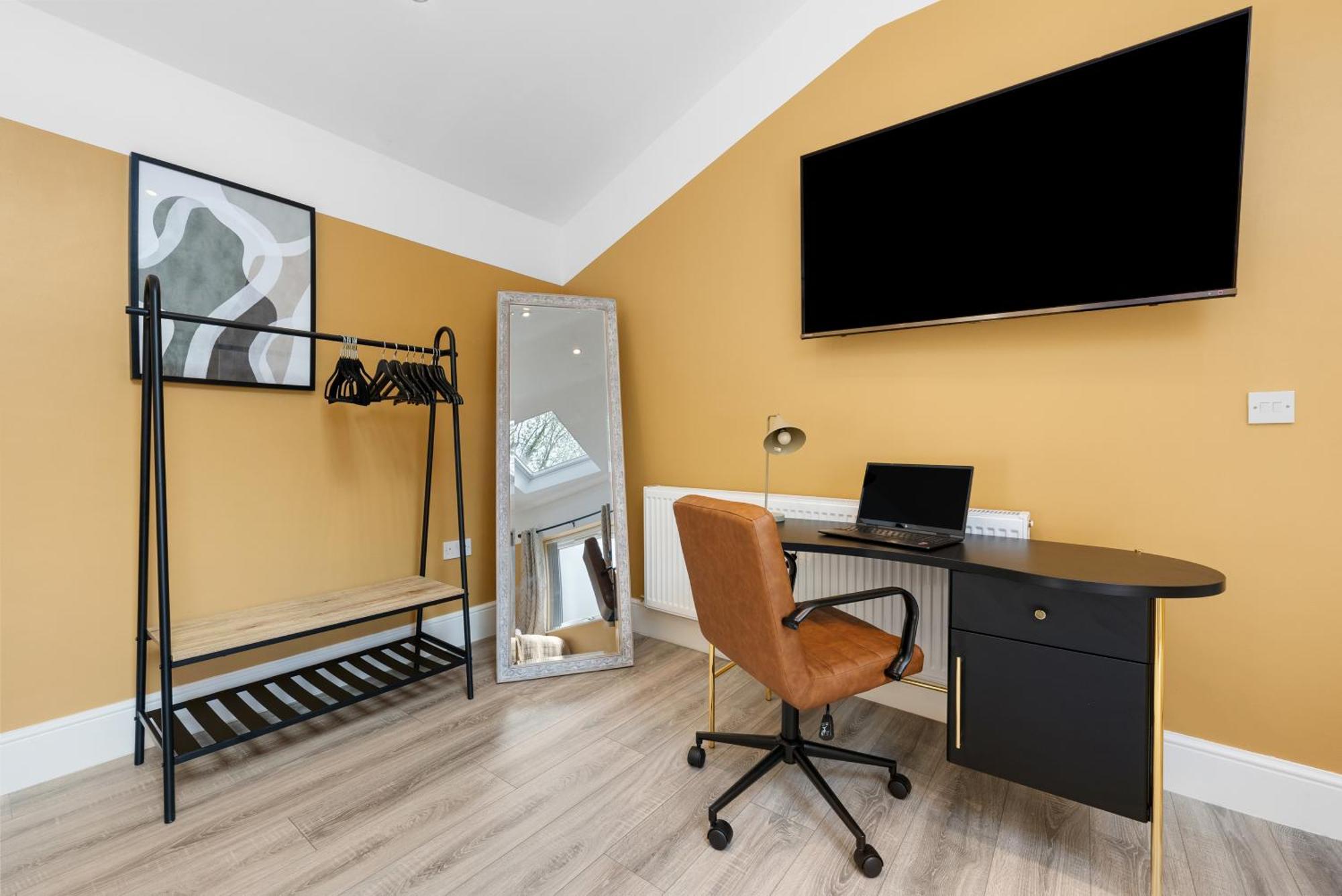 4-Bedroom Stunning Luxe, Spacious & Stylish Design House Bolton, Sleeps 11, With Parking Central Bolton, Links To Manchester, Pet-Friendly, Best For Groups! Work Contractors And Summer Special Offer! - By Blue Puffin Stays Farnworth Exteriér fotografie